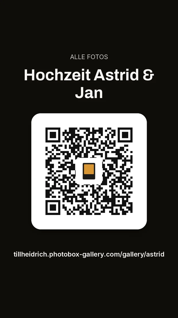 Sharepic mit QR-Code und der Adresse tillheidrich.photobox-gallery.com